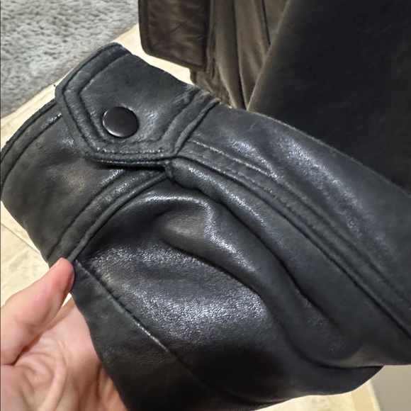 Men's Sleek Black Leather Bomber Jacket - Picture 5 of 15